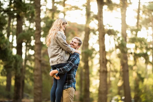 Bell'uomo tenendo la sua ragazza — Foto Stock