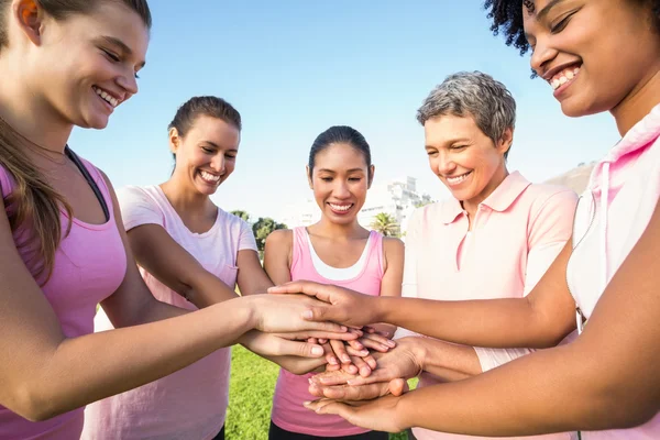 女人穿着粉红色的乳腺癌 — 图库照片