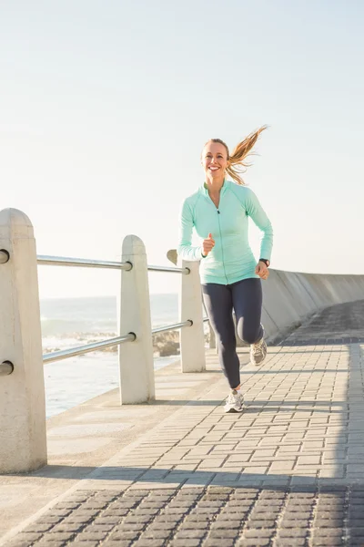 Blondine joggt an der Promenade — Stockfoto