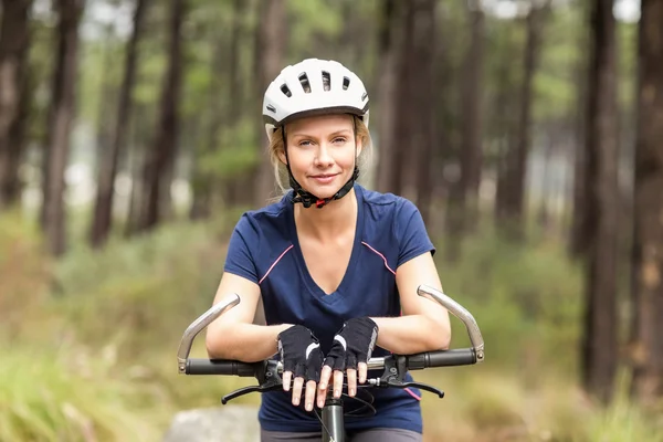 Biker blickt in Kamera — Stockfoto