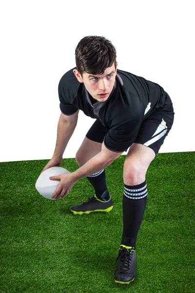 Jugador a punto de lanzar la pelota de rugby —  Fotos de Stock