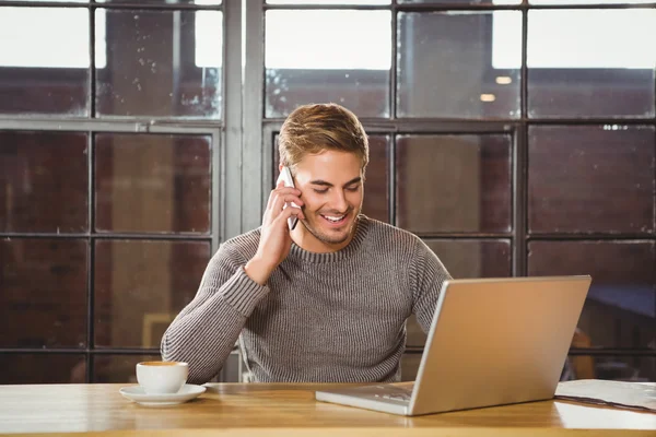 Handsome man smiling and phoning — Stok fotoğraf