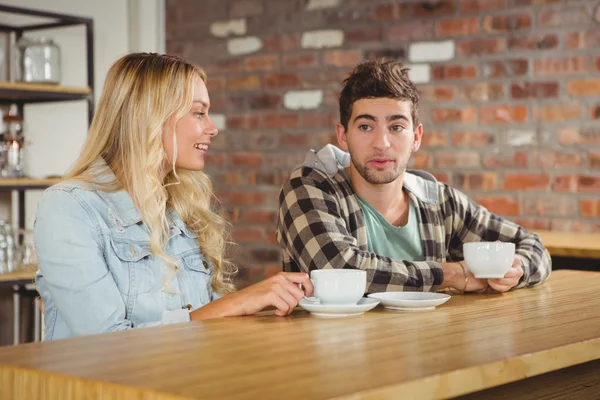 Sonrientes hipsters sentados y hablando — Foto de Stock