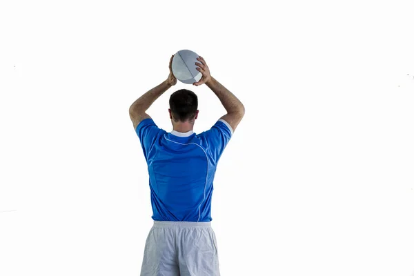 Oyuncu bir ragbi topu atmak — Stok fotoğraf