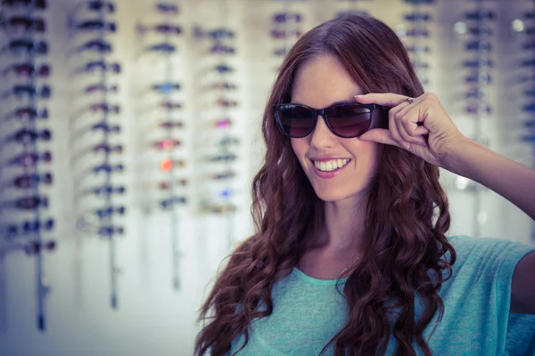 Bella donna shopping per occhiali da sole — Foto Stock