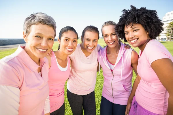 Vrouwen dragen roze voor kanker van de borst — Stockfoto