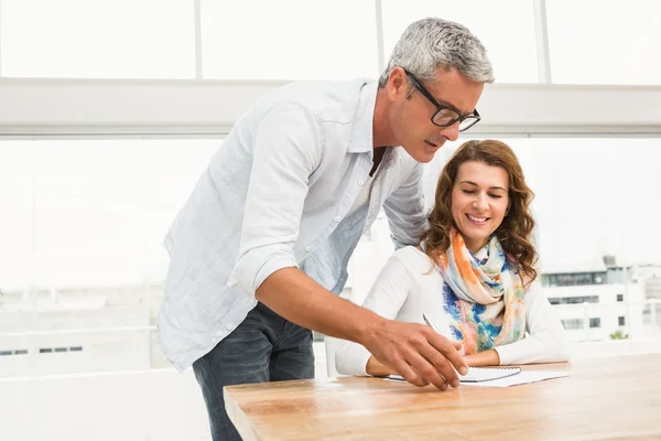 Casual designer briefing his colleague — Stock Photo, Image