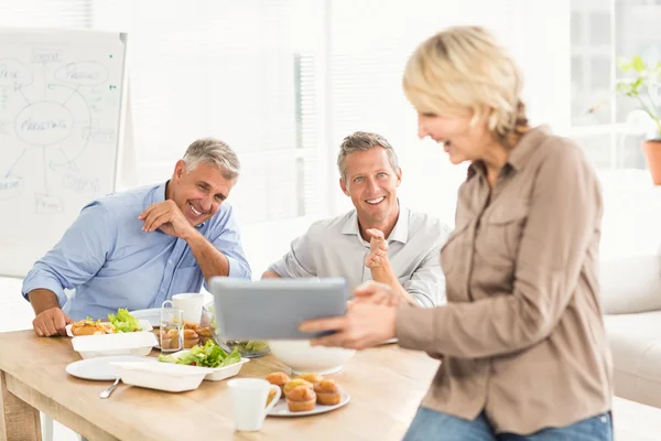 Mensen uit het bedrijfsleven camera kijken — Stockfoto