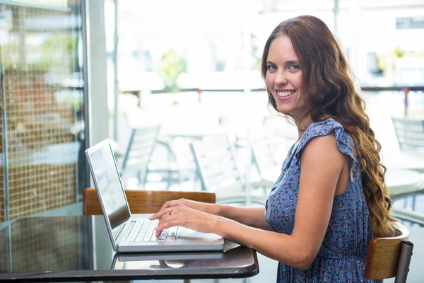 Söt brunett med sin laptop — Stockfoto