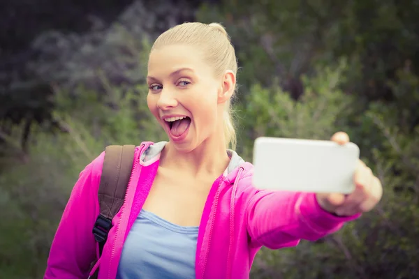 Vandrare tar en rolig selfie — Stockfoto