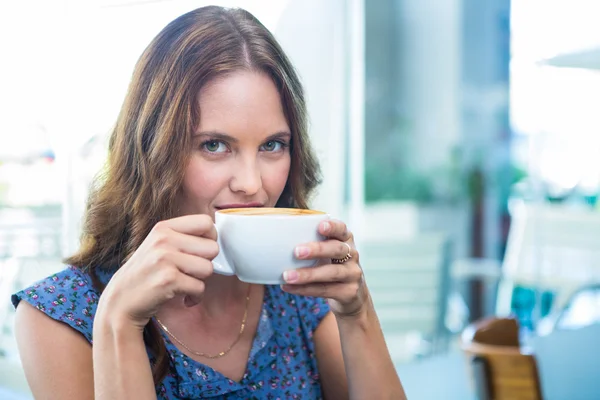 Mooie brunette een kop koffie — Stockfoto