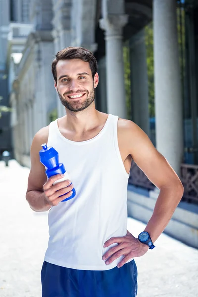 Schöner Athlet mit Flasche — Stockfoto