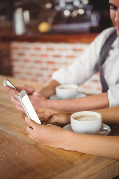 Söta paret sitter i café — Stockfoto