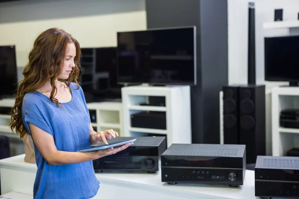 Mooie vrouw winkelen voor nieuwe elektronica — Stockfoto