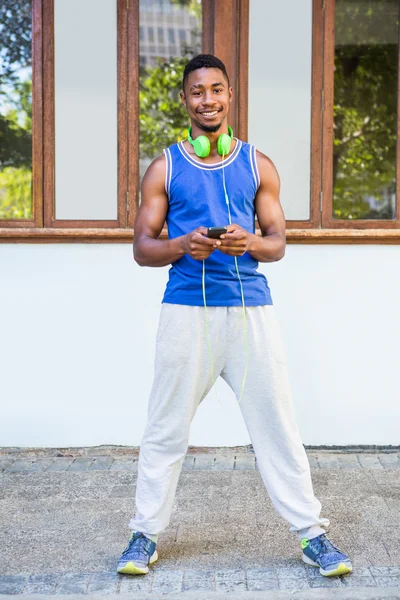 Athlete about to listen to music — Stock Photo, Image