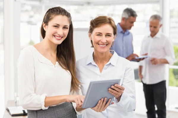 Geschäftsfrauen nutzen Tablet im Meeting — Stockfoto