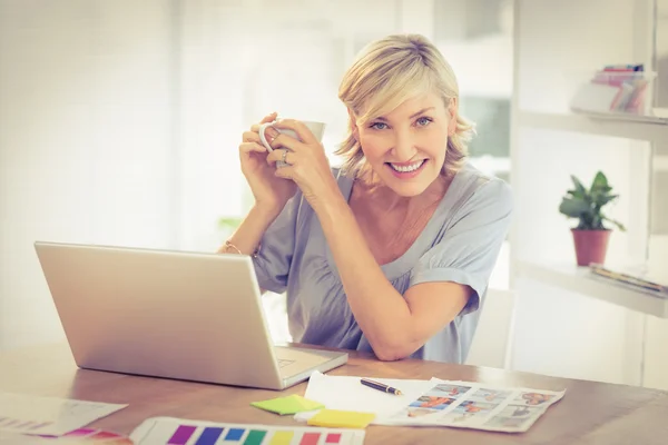 Zakenvrouw werkt aan een laptop — Stockfoto