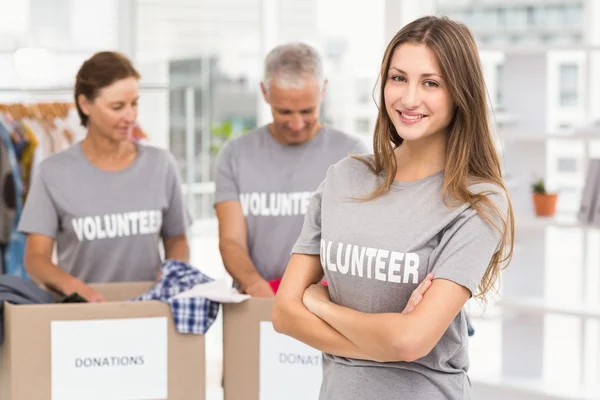 Voluntaria con los brazos cruzados — Foto de Stock