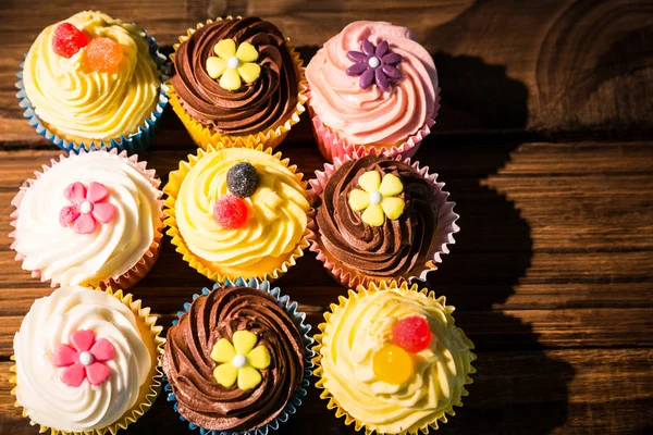 Deliciosos cupcakes en una mesa — Foto de Stock