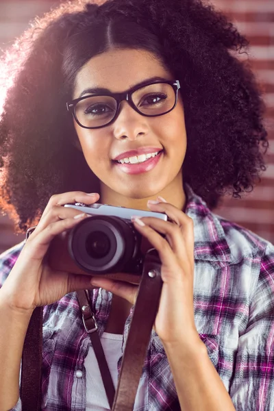 Uśmiechnięty hipster gospodarstwa kamery — Zdjęcie stockowe