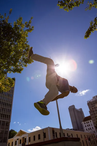 Mann macht Parkour in der Stadt — Stockfoto