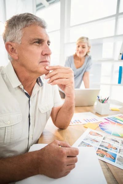 Doordachte zakenman schrijven op een notitieblok — Stockfoto