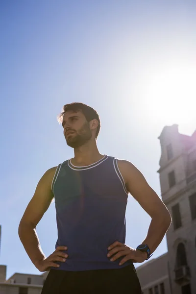 Bel athlète avec les mains sur les hanches — Photo