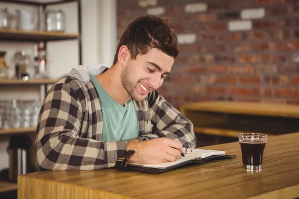 Un hipster souriant prenant un café — Photo