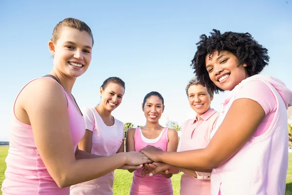 Mujeres poniendo las manos juntas — Foto de Stock