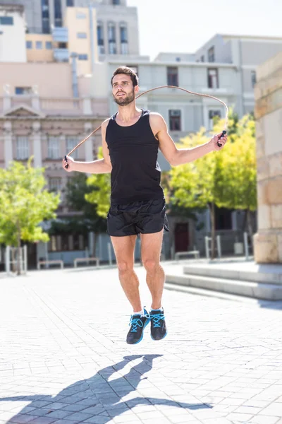 Thlete dělá skákání přes švihadlo — Stock fotografie