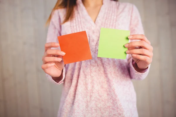 Woman holding green and orange cards — Stock Photo, Image