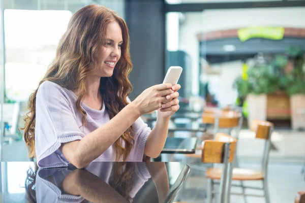 Brunette verzenden van een tekst — Stockfoto