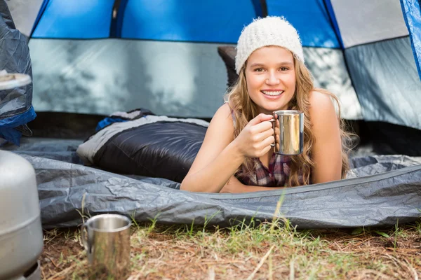 Camper uśmiechnięty i leżące w namiocie — Zdjęcie stockowe