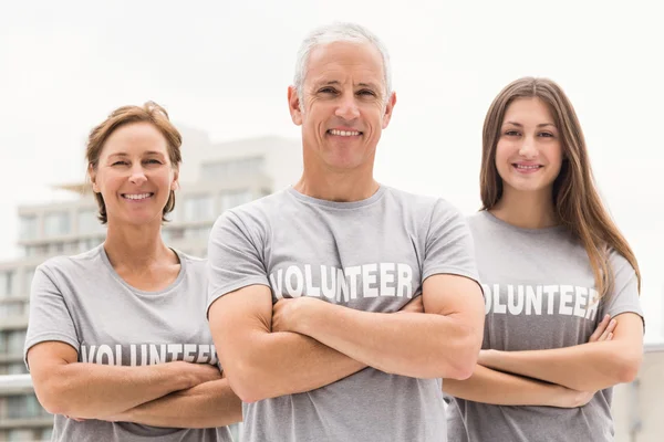 Volontari sorridenti con le braccia incrociate — Foto Stock