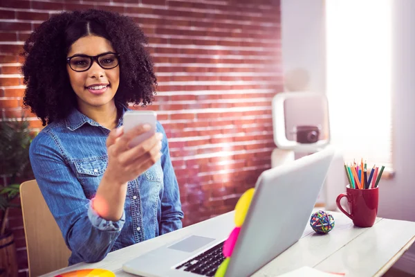 Casual zakenvrouw gebruikend haar smartphone — Stockfoto