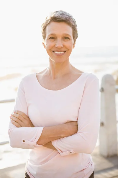 Smiling sporty woman with arms crossed — Stock Photo, Image