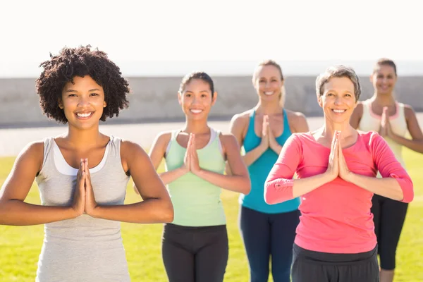 Vrouwen doen gebed standpunt — Stockfoto