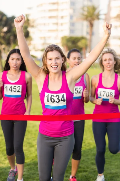 Blond vítězné maraton rakoviny prsu — Stock fotografie