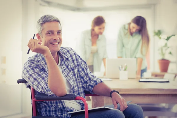 Hombre de negocios casual en silla de ruedas — Foto de Stock