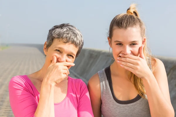 Sportif anne ve kızı gülüyor — Stok fotoğraf