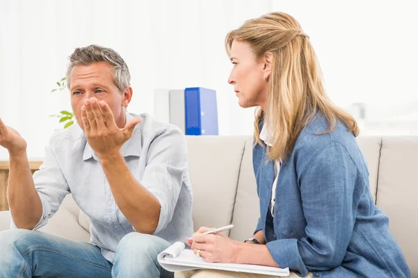Therapeut luisteren naar mannelijke patiënten zorgen — Stockfoto