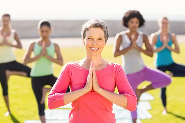 Frauen machen Yoga im Yoga-Kurs — Stockfoto