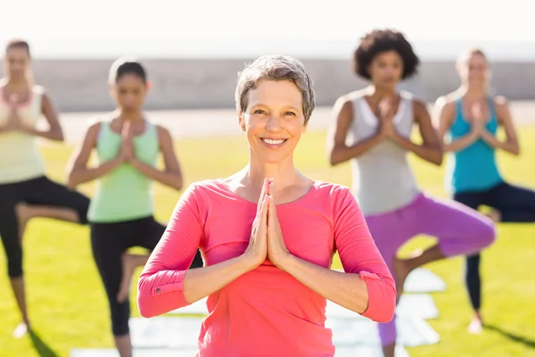 Femmes faisant du yoga en cours de yoga — Photo