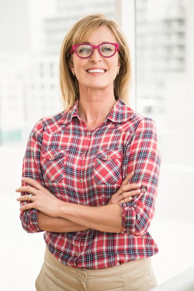 Femme d'affaires avec bras croisés — Photo