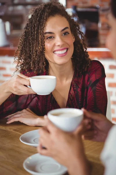 Amigas tomando café — Foto de Stock