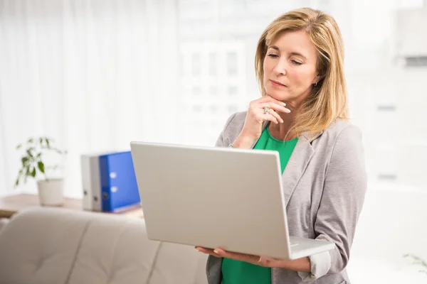 Geschäftsfrau arbeitet mit Laptop — Stockfoto