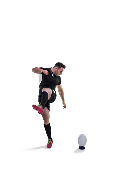 Un joueur de rugby donne un coup de pied au ballon — Photo