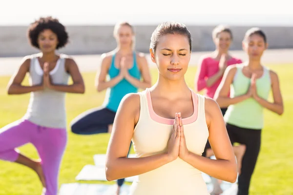Brünette macht Yoga im Yoga-Kurs — Stockfoto
