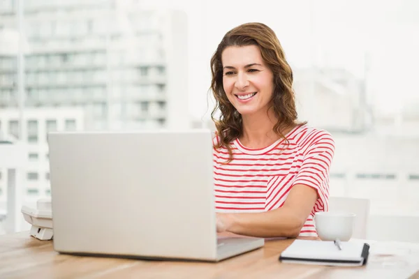 Casual affärskvinna med laptop — Stockfoto
