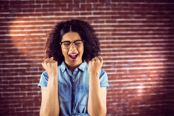 Hipster atraente celebrando o sucesso — Fotografia de Stock